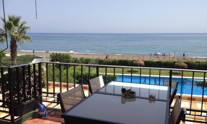 Torre de Benagalbon Apartamento | Malaga: WIFI, A/C, primera linea de playa, piscina, tenis, espectaculares vistas frontales y despejadas al mar