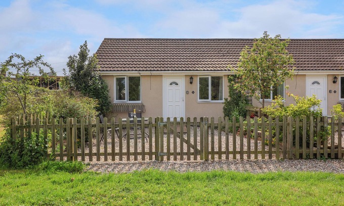 Highbridge Cabaña | MALLARD, pet friendly, with a garden in Highbridge