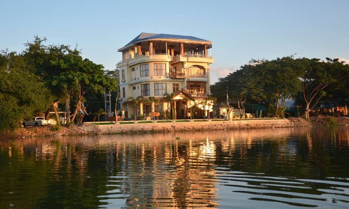 Mandalay Hotel | Mandalay Kandawgyi Inn