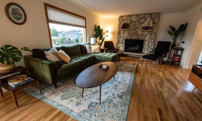 Bremerton Casa | Manette Marvel: Stylish Mid-Century Getaway with Views.