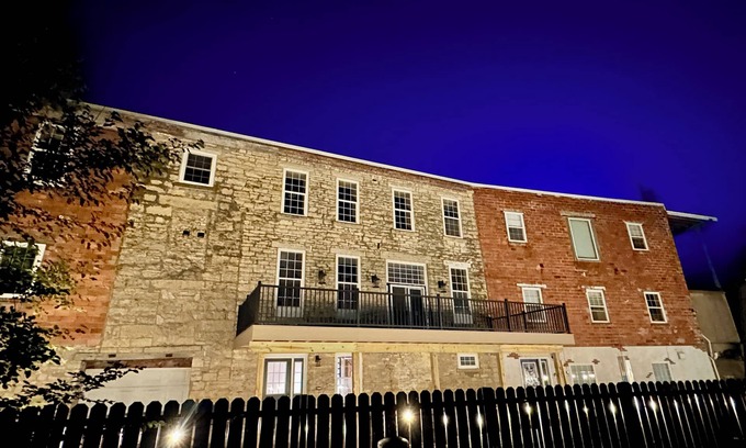 Bellevue Casa | Mansion on the Mississippi River - Hot Tub - Beach - 7 Bedrooms