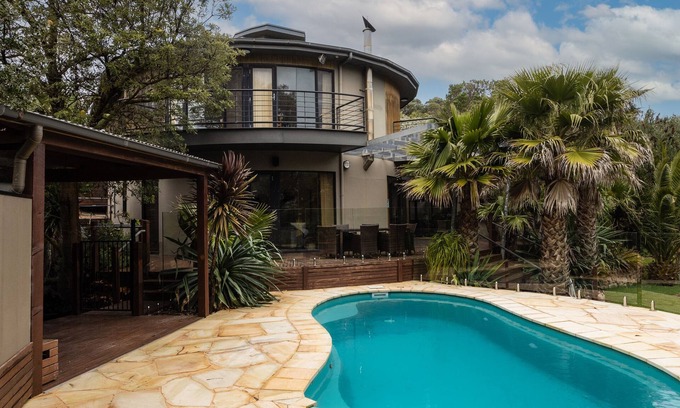 Sandy Point Casa | Manuka Retreat; Minutes' walk to the beach or Relax poolside, Wi-Fi, Linen