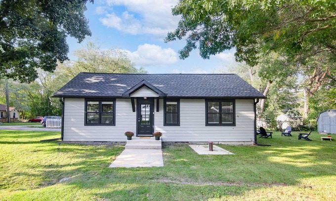 Newville Cabaña | Maple Beach Cottage - Charming 2-bedroom cottage in Edgerton