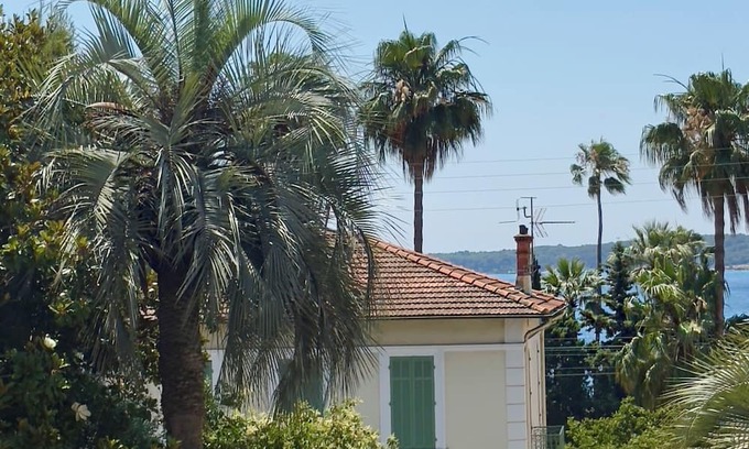 California - Pezou Apartamento | Marilyn Beach - Sea view, terrace & private garage