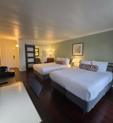 Oakland Hotel | Marina Village Inn