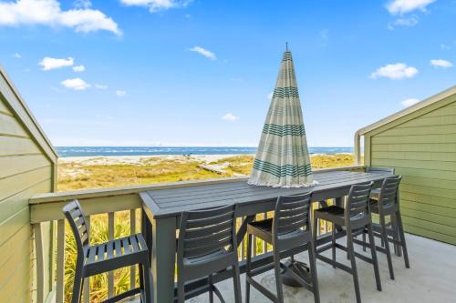 Isle of Palms Apartamento | Mariner's Walk 12E - Modern Oceanfront Villa