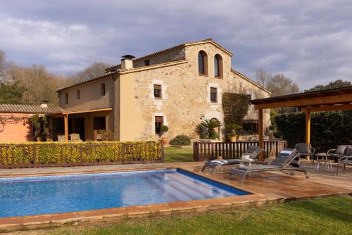 Bescano Casa | Masia elegant amb jardí i piscina