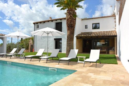 Viladellops Villa | Masia Las Moreras autenticidad renovada 100 porcien a 10 minutos de Sitges en coche 12 huespedes Piscina Aire Aconc 6 Suites Apertura 15 Julio 2025