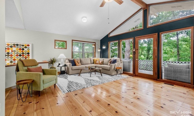 Rogers Casa | MCM Lakehouse - Direct Lake Access - Sleeps 8