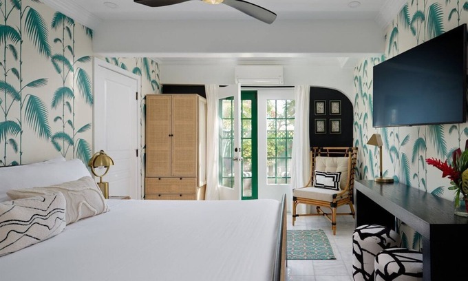 Wailuku Cama Y Desayuno | Mele Suite - Private Patio Retreat | ADA Compliant