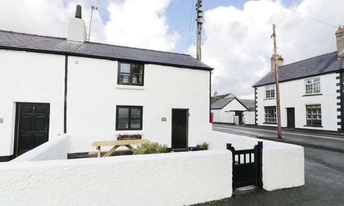 Brynsiencyn Cabaña | MENAI COTTAGE, pet friendly, character holiday cottage in Brynsiencyn