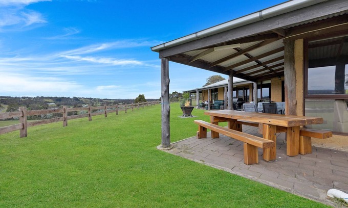 Bumberrah Casa | Enjoy a country getaway on the banks of the Tambo River