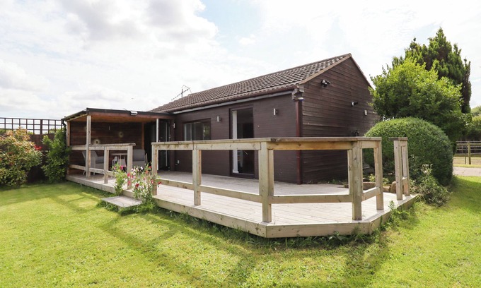 Hoylake Cabaña | MEOLS HOLIDAY LODGE, romantic, country holiday cottage in Meols
