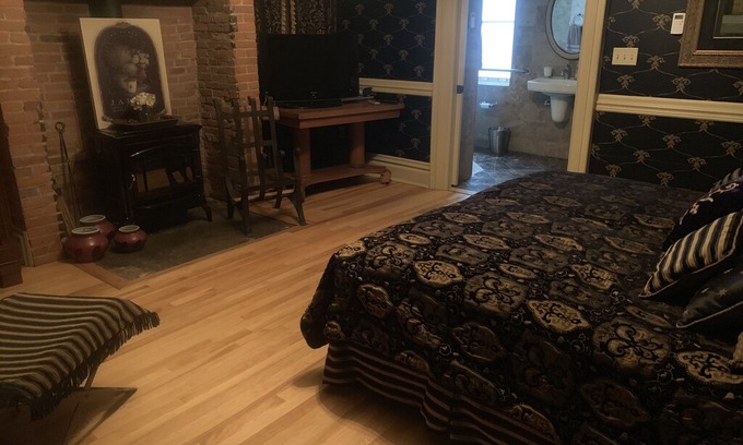 East Dubuque Casa | Merry Mansion - Habitación Garden con chimenea