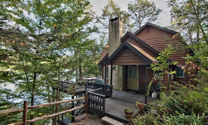 Greentown Chalet De Esquí | Lakefront Chalet con WIFI, aire acondicionado y juguetes acuáticos