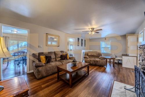 Lake Ozark Casa | Mid-Century Cabin