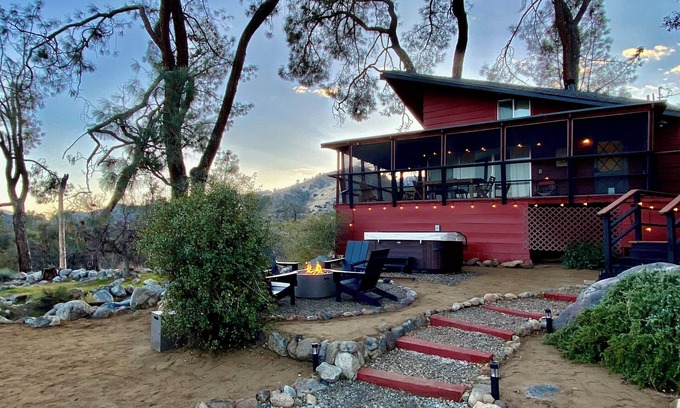 Wofford Heights Cabina | Mid Century Creekside Cabin with Hot Tub