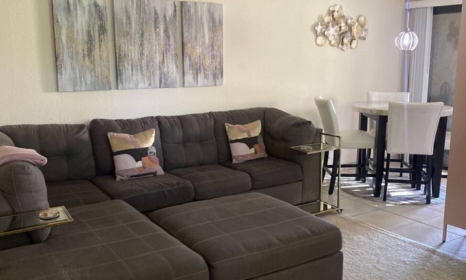 Palm Springs Condominio | Mid-Century Meets Glam Condo-1 Bed & 1.5 Bath-Pull-Out Couch-Monthly & Seasonal