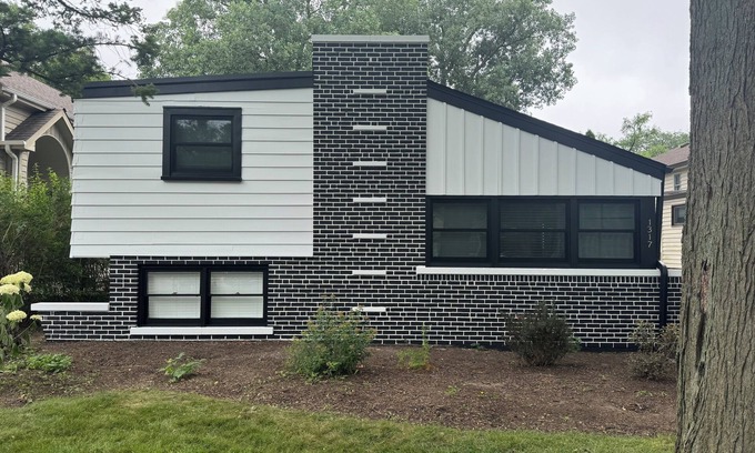 Highland Park Casa | Mid-century modern turned MODERN. Close to all the attractions that Chicago has.