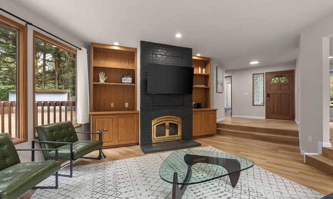 Issaquah Casa | MidCentury Luxury Issaquah Home, 6 Beds, Sleeps 10