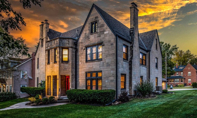 Dundee-Happy Hollow Historic District Casa | Midtown Dundee Castle across the street from Warren Buffett!