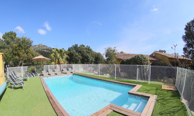 San-Gavino-di-Carbini Villa | Mini villa adosada en residencia con piscina climatizada, aire acondicionado y wifi