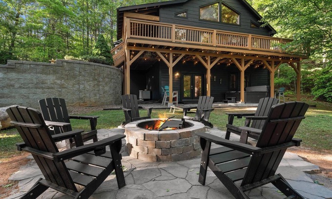 Franklin Cabina | Cabaña de cedro rojo en las montañas