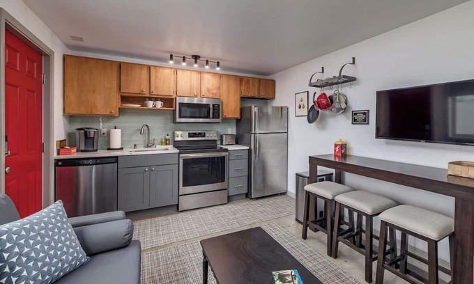 Spenard Casa | Minutes from the Airport! Northwood Nest 1BDR