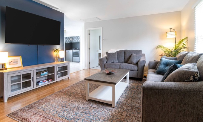 Apex Casa | Minutes to downtown Apex! Freshly renovated! Sleeps up to 8! Big backyard!
