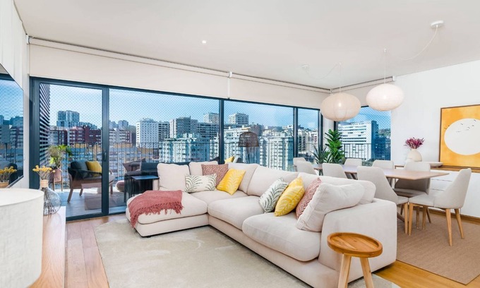 Alges Apartamento | Miraflores Modern Apt w/ Balcony by LovelyStay