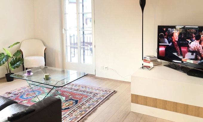 Flueelen Apartamento | Modern Apartment with balcony -3 Minutes Walk to Lake & Train Station