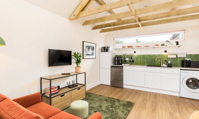 Royal Leamington Spa Casa | Modern 1Bed Studio with Parking, Leamington Spa | Pass the Keys