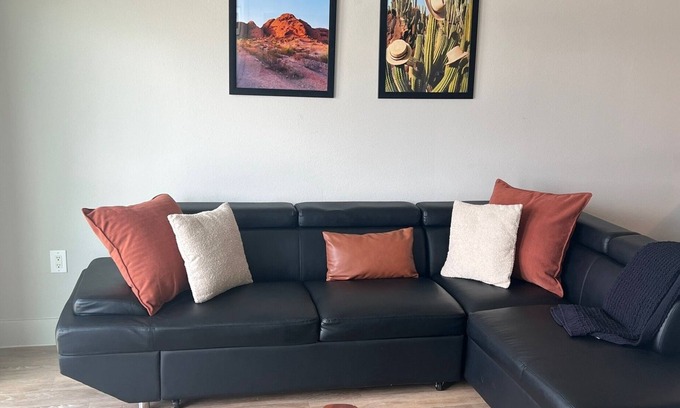 Deep Ellum Apartamento | Modern 1BR Apt with WiFi, Pool, Gym & Free Parking —5 Mins to Downtown Dallas!