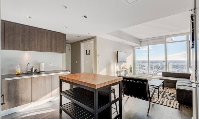 Victoria Park Casa | Modern 1Br with Mountain views on the 34th floor