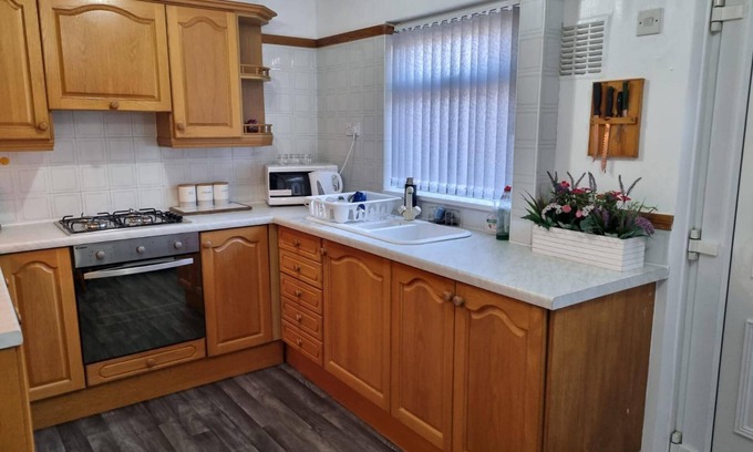 Leeds Casa | Modern 2-bed Home - Private Garden, Parking & Wifi