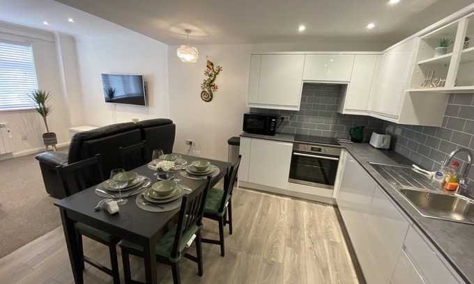 Upton Cheyney Apartamento | Modern 2 bedroom apartment with car parking