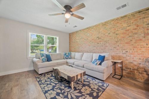 Portsmouth Casa | Modern 2 Bedroom Home with Fire Pit, Bikes