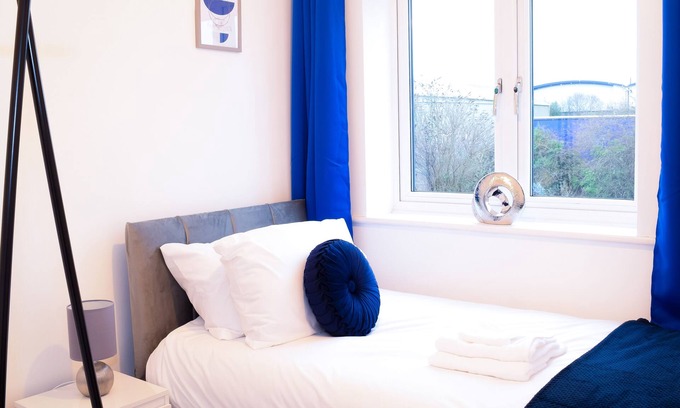 Wolverhampton Casa | Modern 3 Bed 2 Bath House