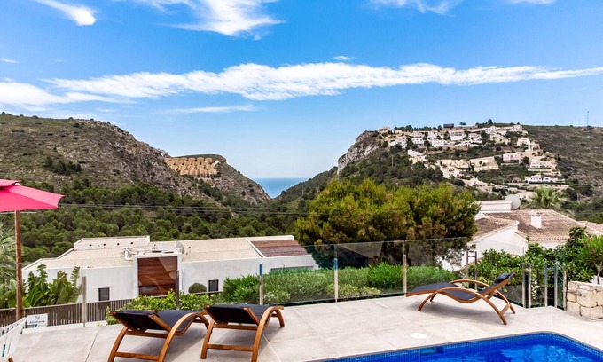 Arnella Villa | Villa confortable con piscina privada, bañera de hidromasaje y vistas al mar.