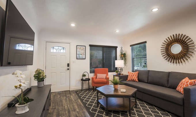 Park Mesa Heights Casa | Modern 3 Bedroom Home Located in South LA close to Beaches, USC & Downtown