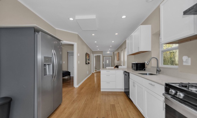 North Chicago Casa | Modern 3BR Apartment Near Navy Base And Six Flags.