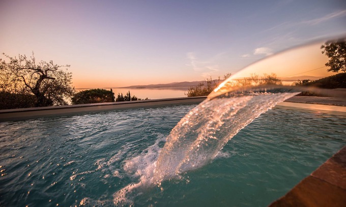San Feliciano Villa | Villa moderna con piscina de flujo continuo y vistas impresionantes al lago.
