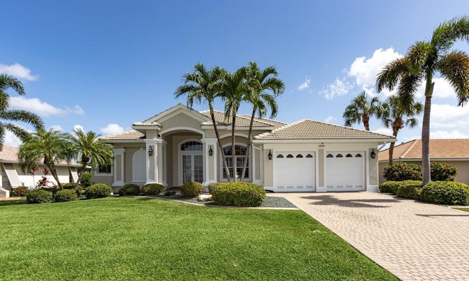 Caloosahatchee Villa | Casa moderna frente al mar de 4 Bd / 3 baños con acceso rápido al golfo y piscina climatizada