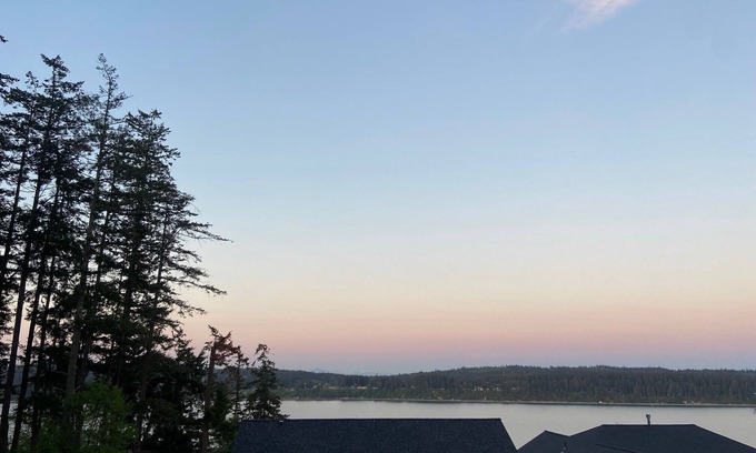 Freeland Casa | Modern, 4 bedroom / 3.5 bathroom, spacious, kid-friendly, water views