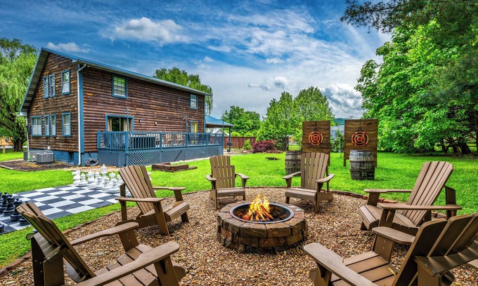 Wears Valley Cabina | Modern 4-bedroom Cabin w/ Hot Tub/Game Room/Fire Pit/Backyard
