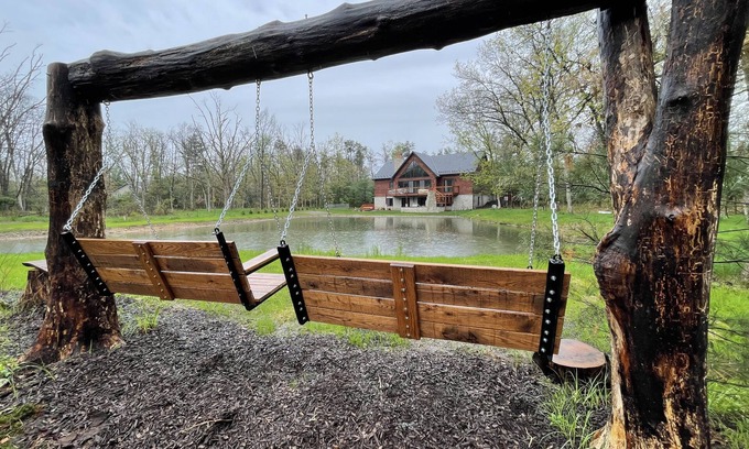 Mauston Casa | Modern 5 bedroom house is a perfect vacation rental for those looking to escape