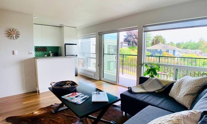 West Queen Anne Apartamento | Modern, airy and bright, this private apartment sits on the top of Queen Anne hill.