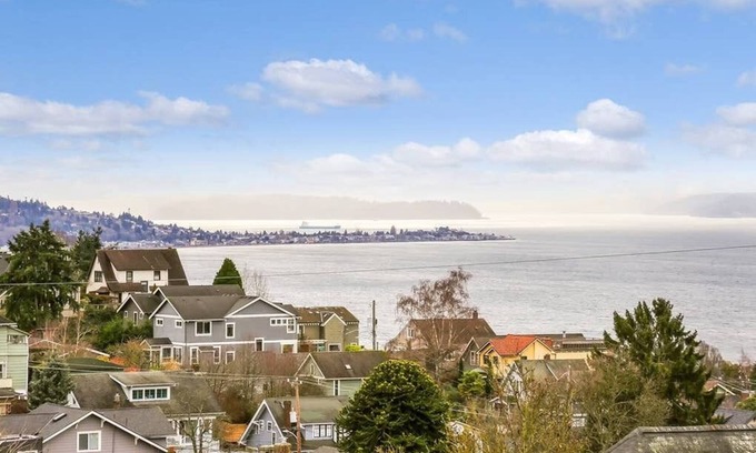 West Queen Anne Apartamento | Modern, airy and bright, this private apartment sits on the top of Queen Anne hill.