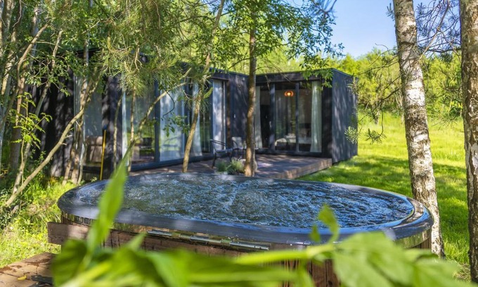 Gratiskes Otro | Modern and specious riverside cabin with hot tub