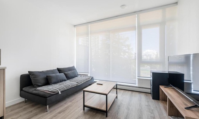 Surrey Apartamento | Modern and Stylish Condo Retreat in Vibrant Surrey